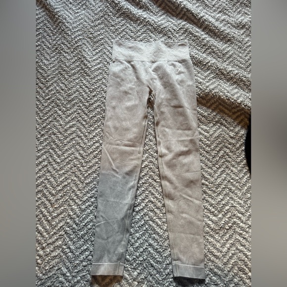 Gymshark Pants - Gray Gymshark Active High-Waisted Leggings fits xs/s